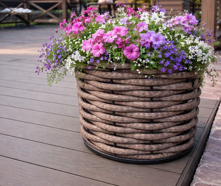 Терраса из ДПК + кашпо из лозы